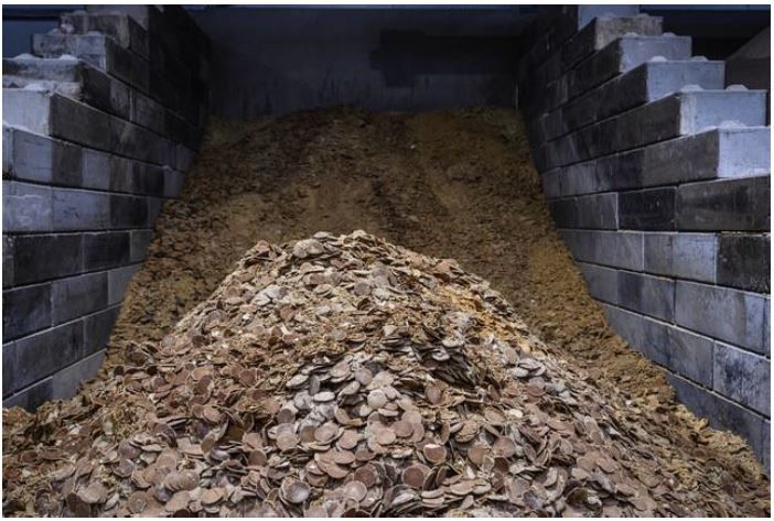 Kadir van Lohuizen - Stroopwafels for the pigs